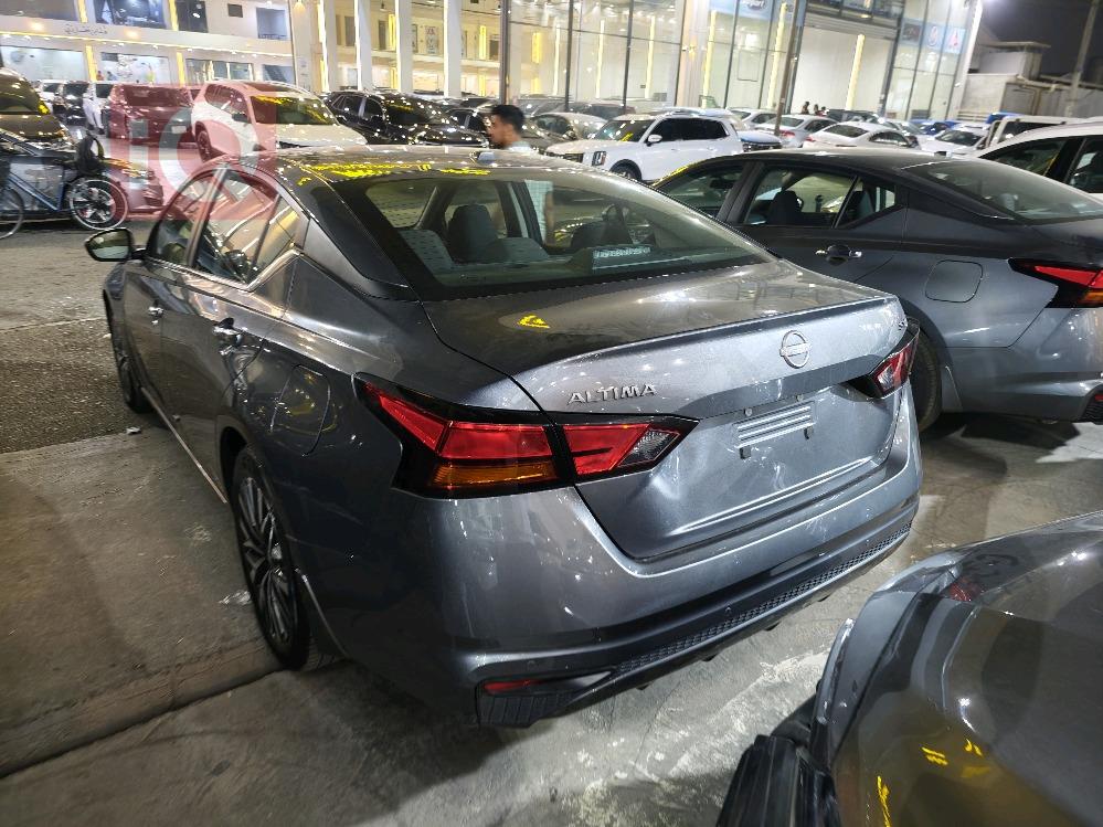 نيسان ألتيما